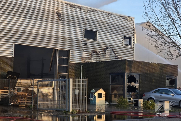 Flinke rookwolken bij grote uitslaande industriebrand