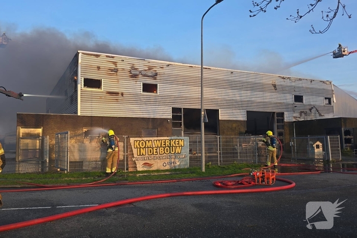 Flinke rookwolken bij grote uitslaande industriebrand