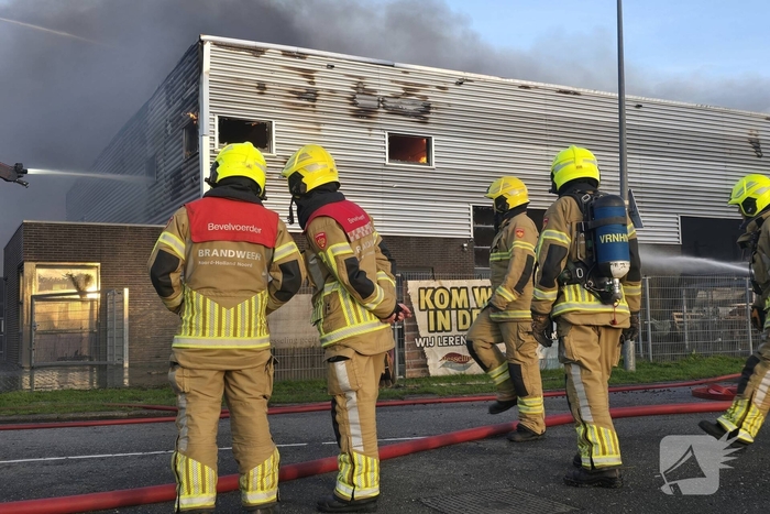 Flinke rookwolken bij grote uitslaande industriebrand