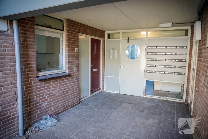 Politie zoekt getuigen nadat explosie portiek vernielt