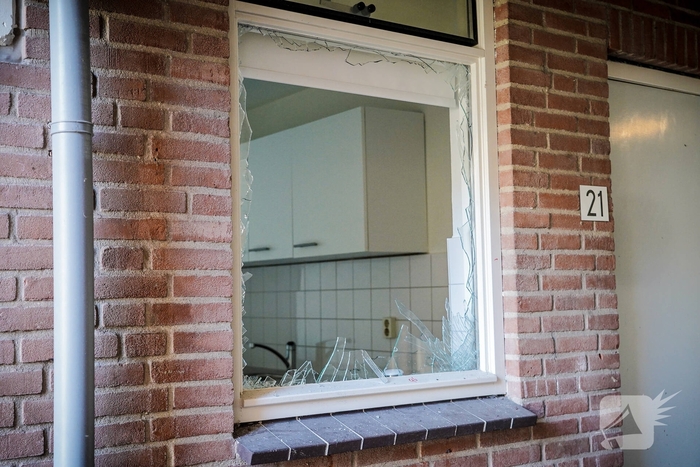 Politie zoekt getuigen nadat explosie portiek vernielt