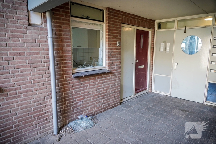 Politie zoekt getuigen nadat explosie portiek vernielt