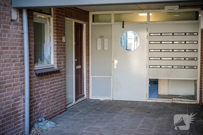 Politie zoekt getuigen nadat explosie portiek vernielt