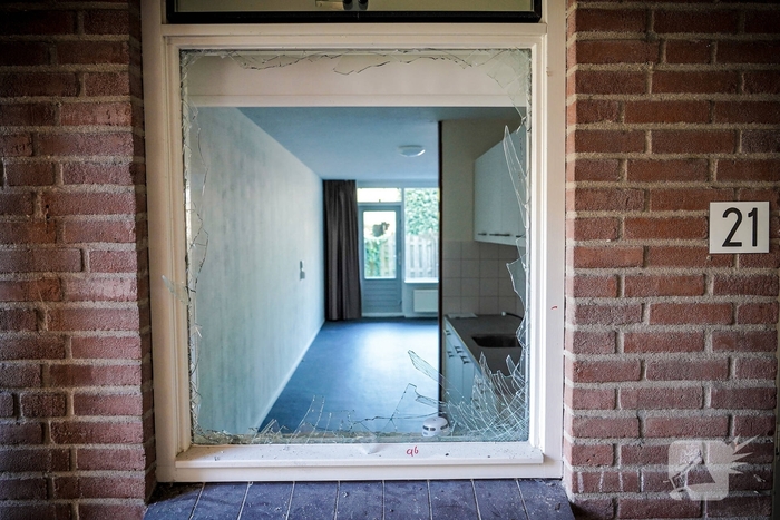 Politie zoekt getuigen nadat explosie portiek vernielt