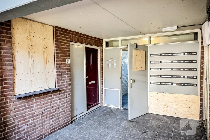 Politie zoekt getuigen nadat explosie portiek vernielt