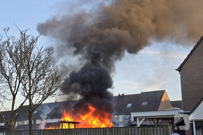 Schuur brandt volledig uit