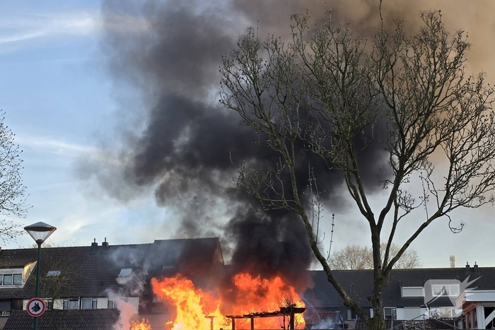 Schuur brandt volledig uit