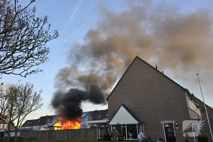 Schuur brandt volledig uit