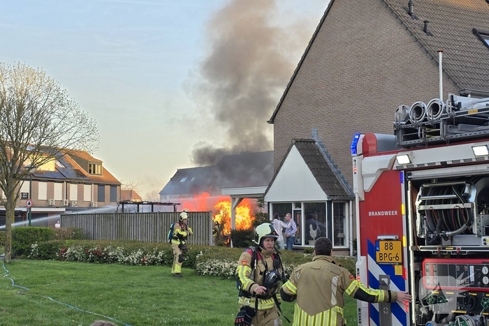 Schuur brandt volledig uit