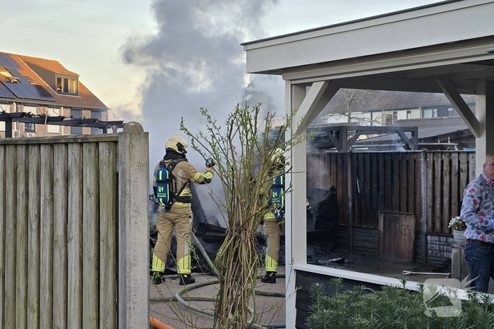 Schuur brandt volledig uit