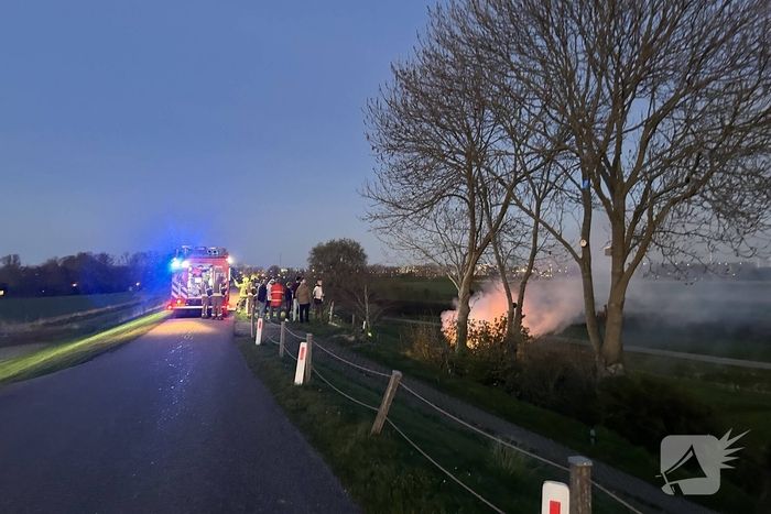 Brandende houten constructie geblust
