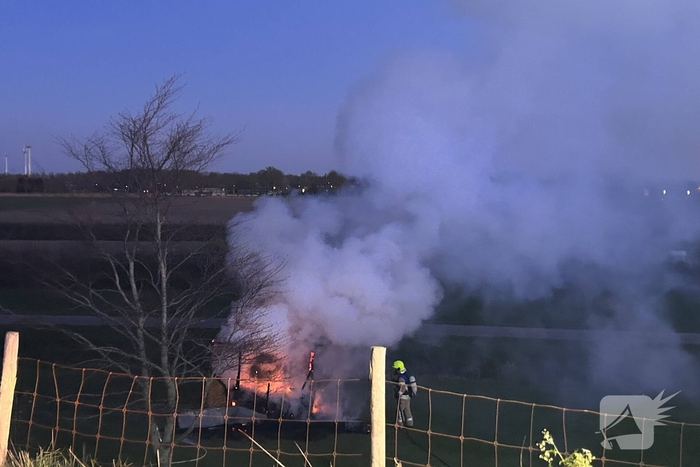 Brandende houten constructie geblust