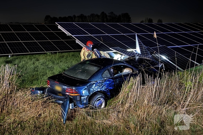 Auto boort zich in zonnepanelen na botsing met taxi