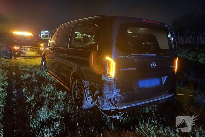 Auto boort zich in zonnepanelen na botsing met taxi