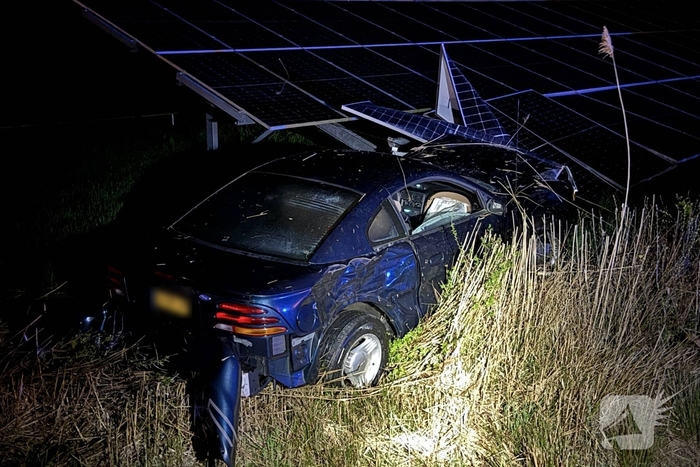 Auto boort zich in zonnepanelen na botsing met taxi