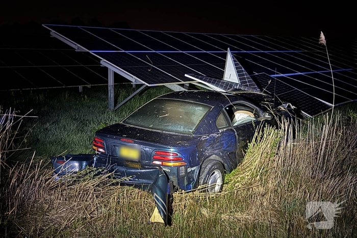 Auto boort zich in zonnepanelen na botsing met taxi