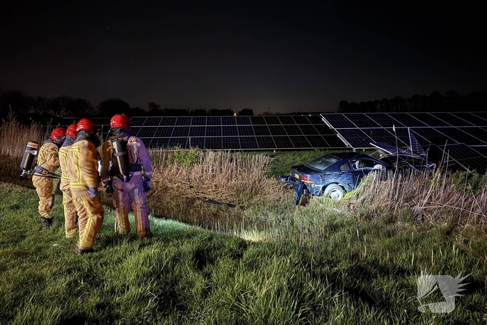 Auto boort zich in zonnepanelen na botsing met taxi