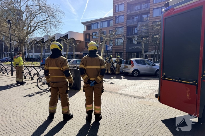 Brandweer doorzoekt auto met jerrycans