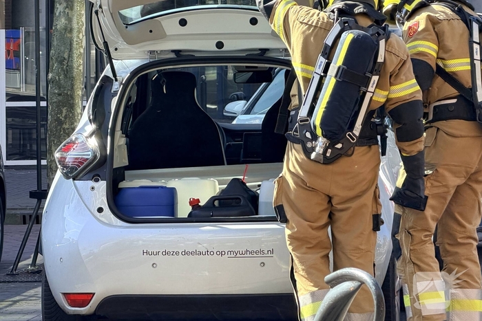 Brandweer doorzoekt auto met jerrycans