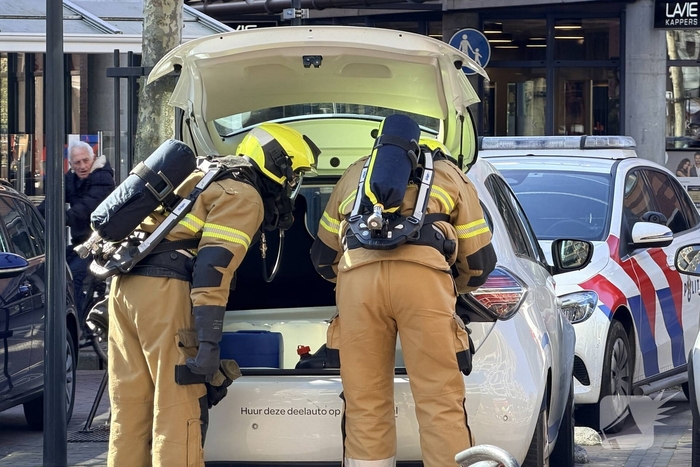 Brandweer doorzoekt auto met jerrycans