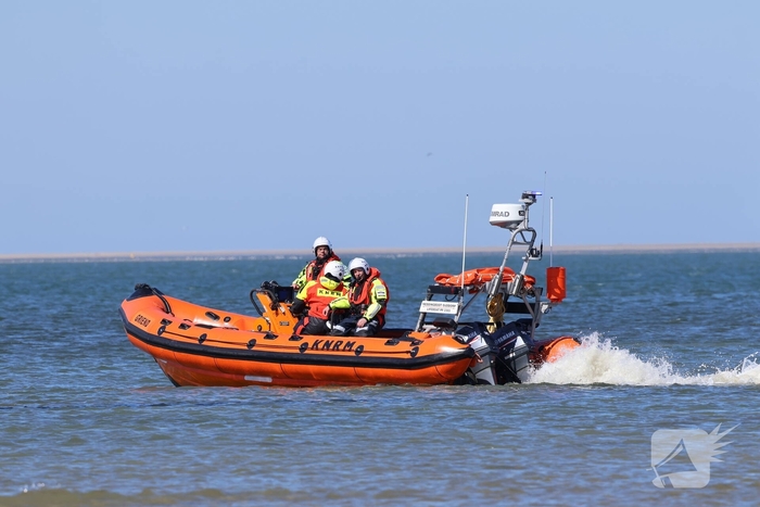 Kitesurfer in problemen op zee