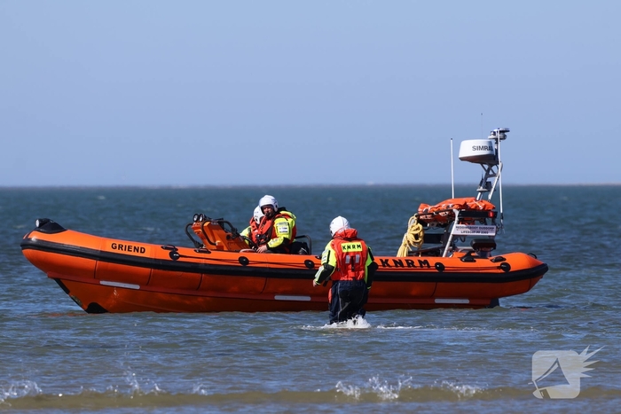 Kitesurfer in problemen op zee