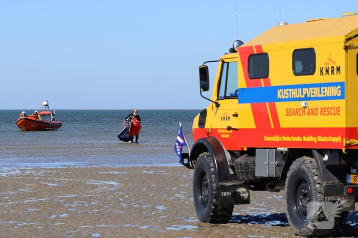 Kitesurfer in problemen op zee