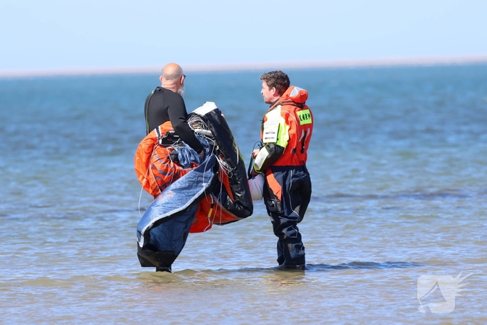 Kitesurfer in problemen op zee