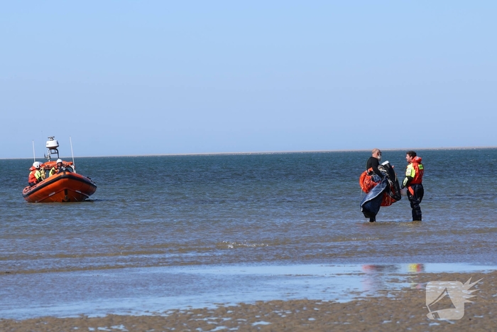 Kitesurfer in problemen op zee