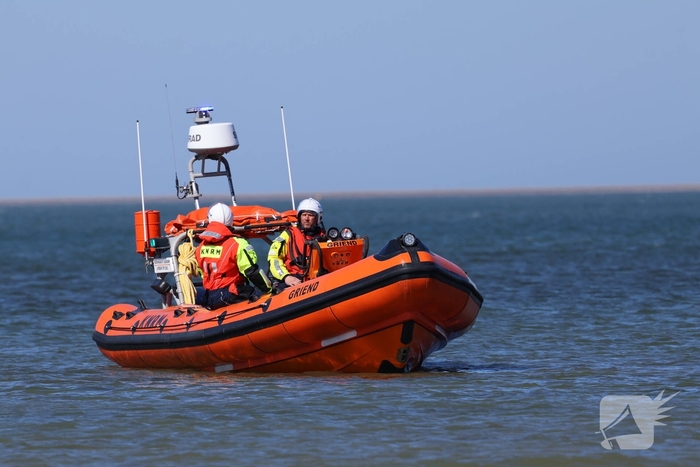 Kitesurfer in problemen op zee