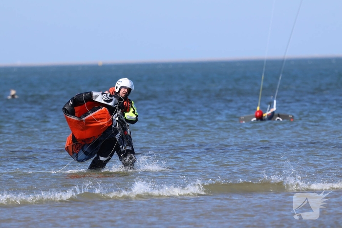 Kitesurfer in problemen op zee