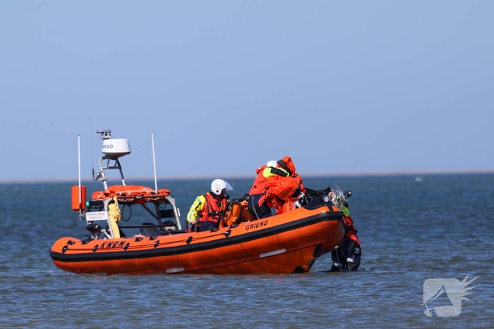 Kitesurfer in problemen op zee