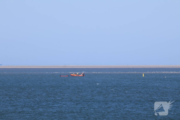Kitesurfer in problemen op zee