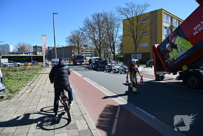 Brandweer blust brandende inhoud vuilniswagen