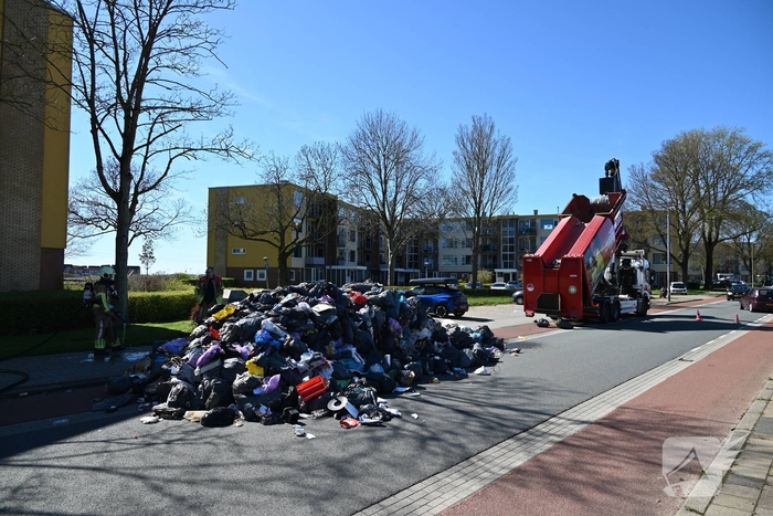 Brandweer blust brandende inhoud vuilniswagen