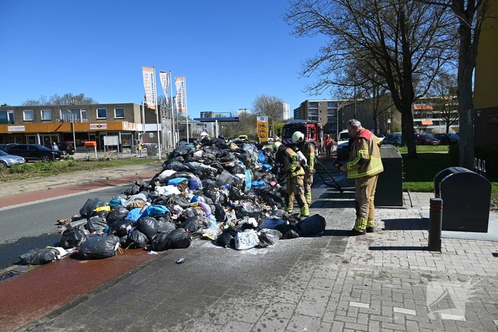 Brandweer blust brandende inhoud vuilniswagen