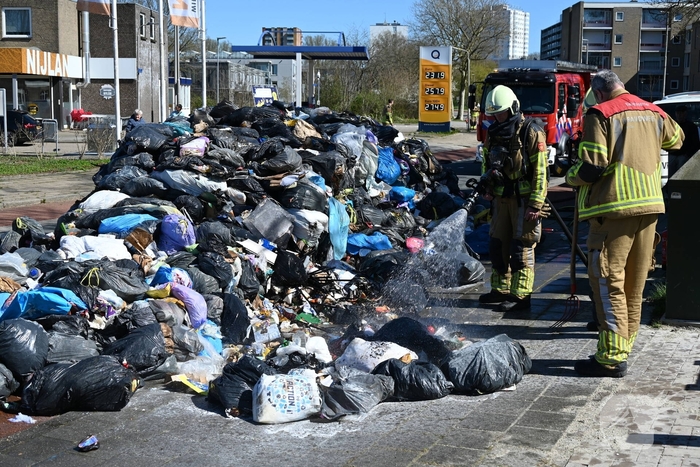 Brandweer blust brandende inhoud vuilniswagen