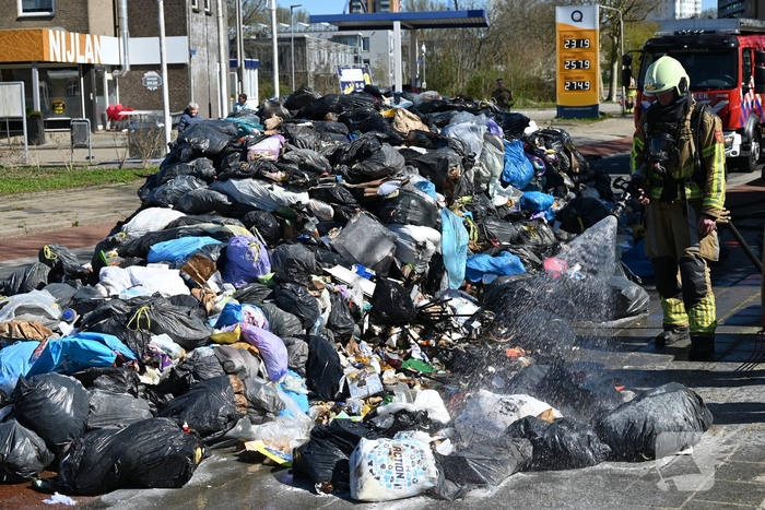 Brandweer blust brandende inhoud vuilniswagen