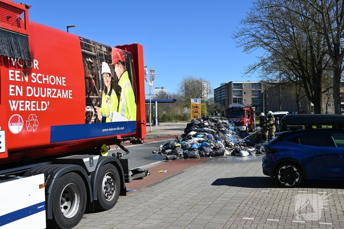 Brandweer blust brandende inhoud vuilniswagen