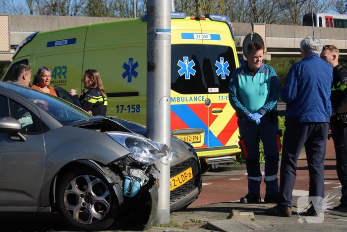 Auto botst tegen lantaarnpaal