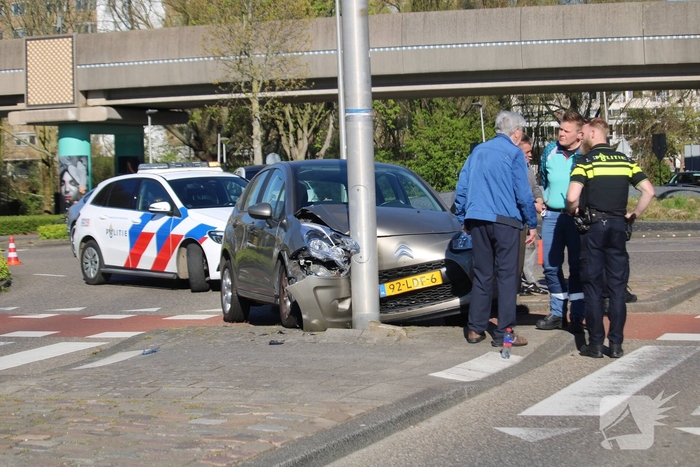 Auto botst tegen lantaarnpaal