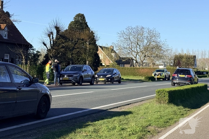 Ongeval met twee auto's op drukke weg