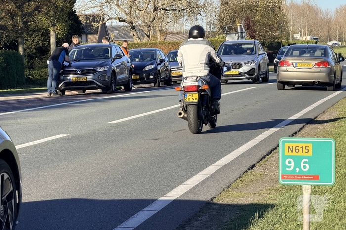 Ongeval met twee auto's op drukke weg