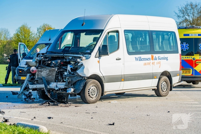 Ongeval met taxibus en bestelbus
