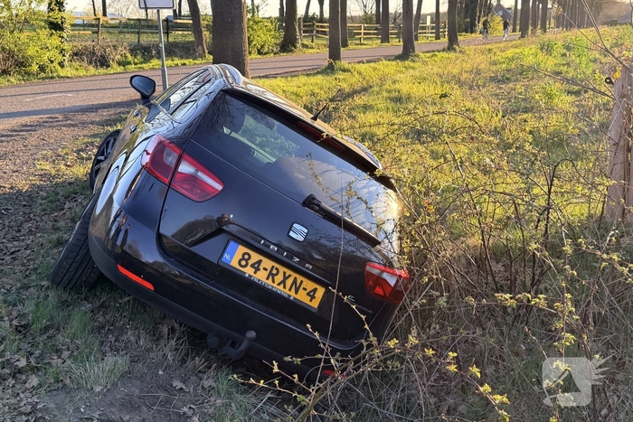 Auto belandt in sloot inzittenden ongedeerd