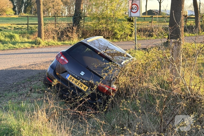 Auto belandt in sloot inzittenden ongedeerd