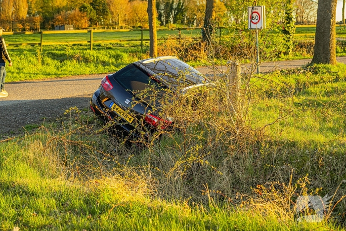 Auto belandt in sloot inzittenden ongedeerd