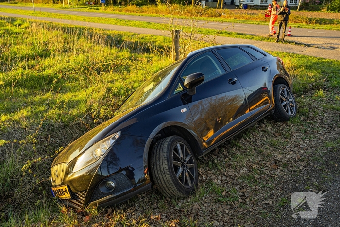Auto belandt in sloot inzittenden ongedeerd
