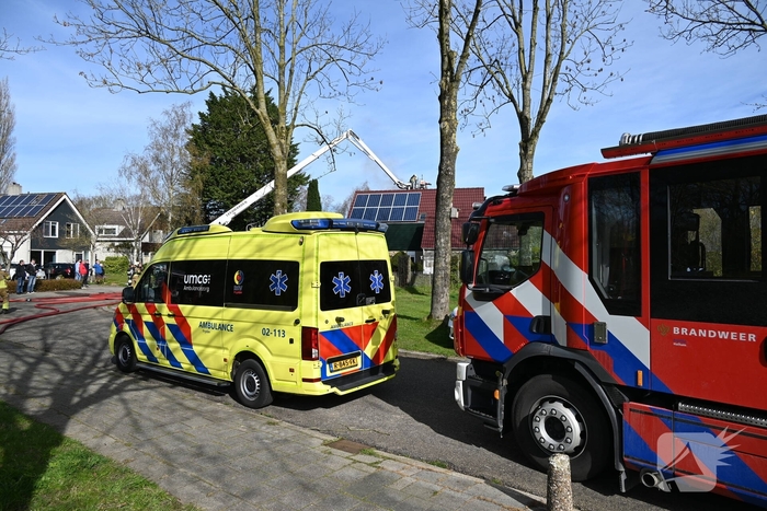 Brandweer bestrijdt middelbrand op dak