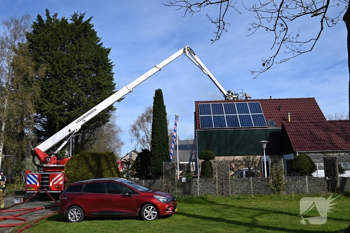 Brandweer bestrijdt middelbrand op dak